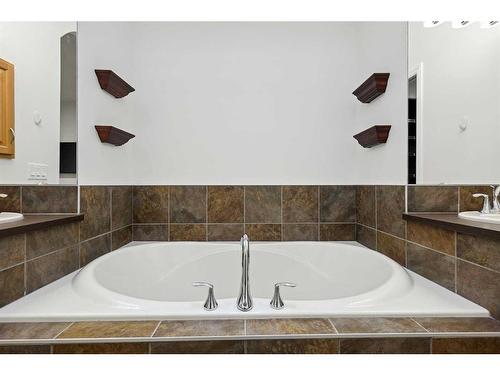 200 Prestwick Manor Se, Calgary, AB - Indoor Photo Showing Bathroom