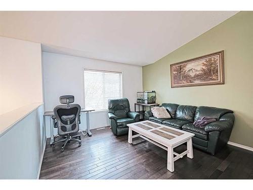 539 Pioneer Drive, Irricana, AB - Indoor Photo Showing Living Room