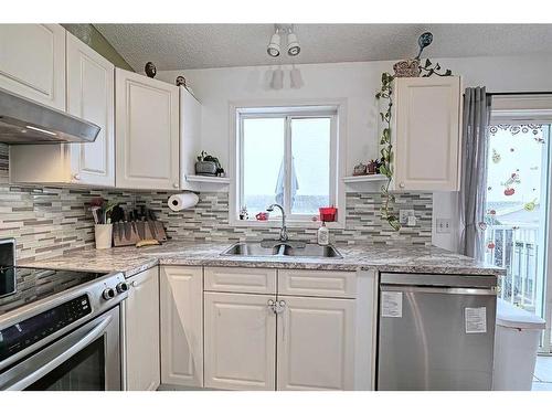 539 Pioneer Drive, Irricana, AB - Indoor Photo Showing Kitchen With Double Sink With Upgraded Kitchen