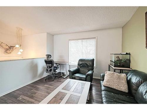 539 Pioneer Drive, Irricana, AB - Indoor Photo Showing Living Room