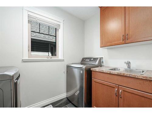 1613 18 Avenue Nw, Calgary, AB - Indoor Photo Showing Laundry Room