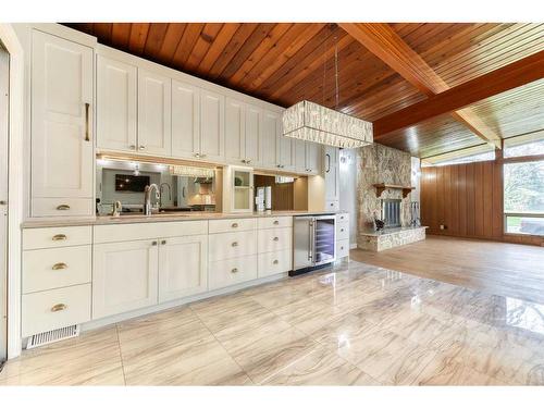 163 Malibou Road Sw, Calgary, AB - Indoor Photo Showing Kitchen