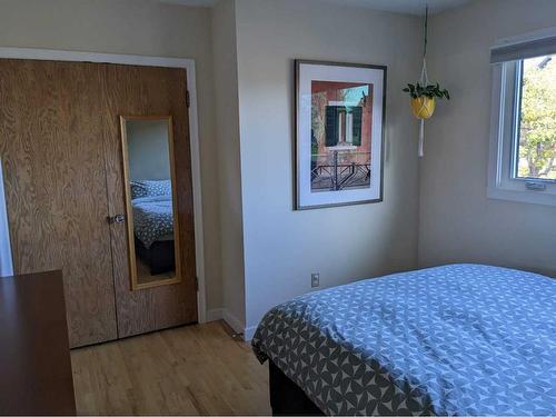 2223 Halifax Crescent Nw, Calgary, AB - Indoor Photo Showing Bedroom