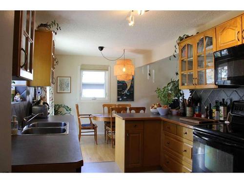 2223 Halifax Crescent Nw, Calgary, AB - Indoor Photo Showing Kitchen With Double Sink