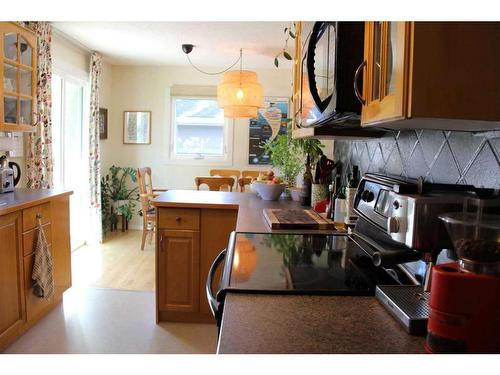 2223 Halifax Crescent Nw, Calgary, AB - Indoor Photo Showing Kitchen