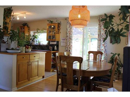 2223 Halifax Crescent Nw, Calgary, AB - Indoor Photo Showing Dining Room