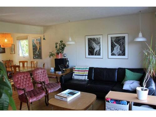 2223 Halifax Crescent Nw, Calgary, AB - Indoor Photo Showing Living Room