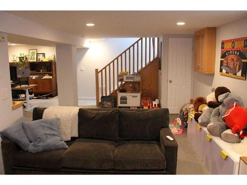 2223 Halifax Crescent Nw, Calgary, AB - Indoor Photo Showing Living Room