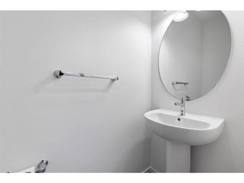 91 Cityline Heath Ne, Calgary, AB - Indoor Photo Showing Bathroom