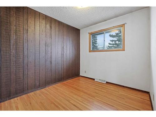 5728 Layzell Road Sw, Calgary, AB - Indoor Photo Showing Other Room