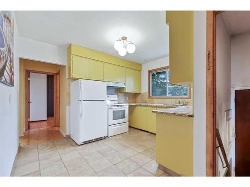 5728 Layzell Road Sw, Calgary, AB - Indoor Photo Showing Kitchen