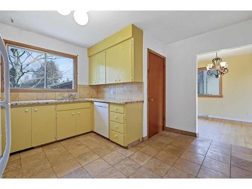 5728 Layzell Road Sw, Calgary, AB - Indoor Photo Showing Kitchen