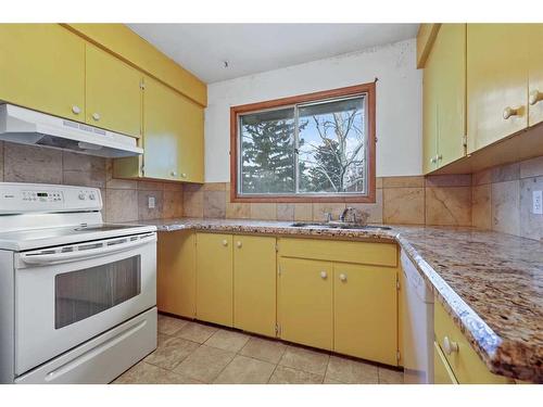 5728 Layzell Road Sw, Calgary, AB - Indoor Photo Showing Kitchen