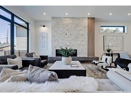 404 21 Avenue Nw, Calgary, AB - Indoor Photo Showing Living Room