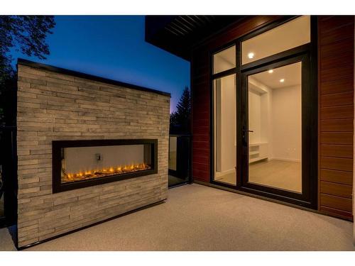 404 21 Avenue Nw, Calgary, AB - Indoor With Fireplace