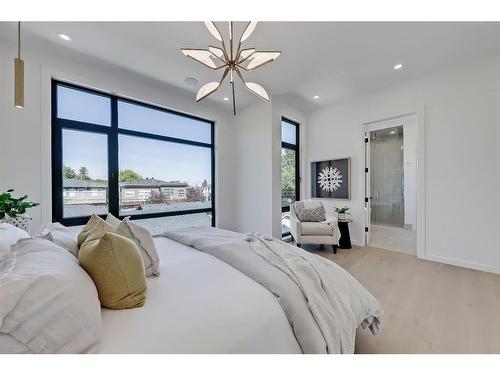 404 21 Avenue Nw, Calgary, AB - Indoor Photo Showing Bedroom