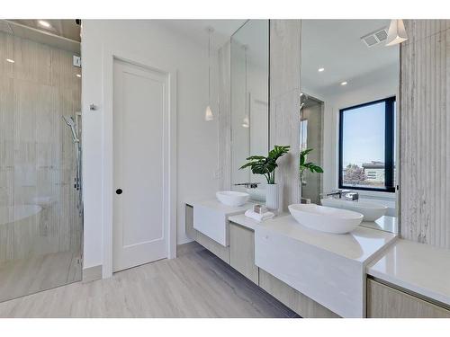 404 21 Avenue Nw, Calgary, AB - Indoor Photo Showing Bathroom