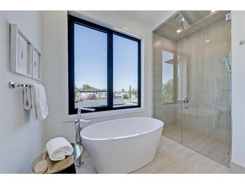 404 21 Avenue Nw, Calgary, AB - Indoor Photo Showing Bathroom