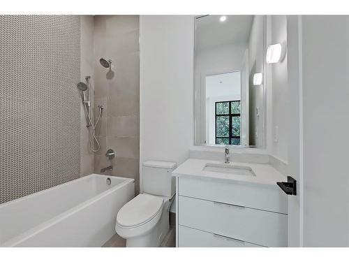 404 21 Avenue Nw, Calgary, AB - Indoor Photo Showing Bathroom