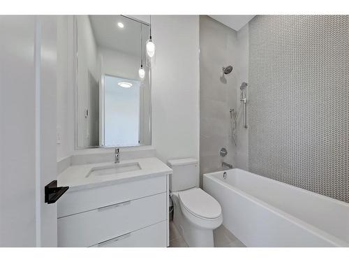 404 21 Avenue Nw, Calgary, AB - Indoor Photo Showing Bathroom