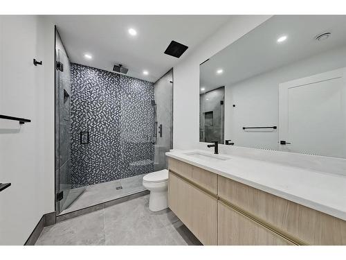 404 21 Avenue Nw, Calgary, AB - Indoor Photo Showing Bathroom