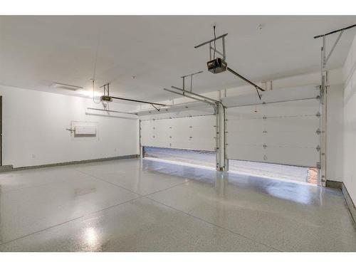 404 21 Avenue Nw, Calgary, AB - Indoor Photo Showing Garage