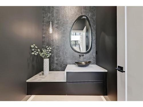 404 21 Avenue Nw, Calgary, AB - Indoor Photo Showing Bathroom