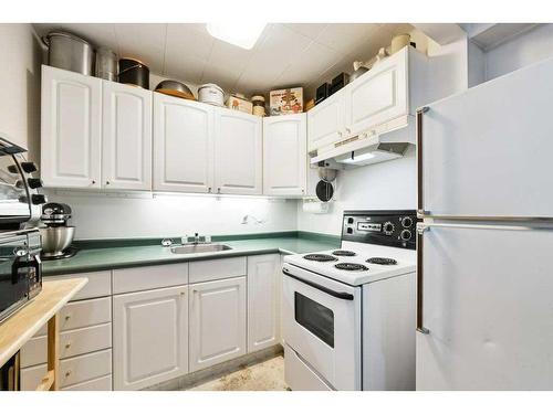 2811 19 Street Nw, Calgary, AB - Indoor Photo Showing Kitchen