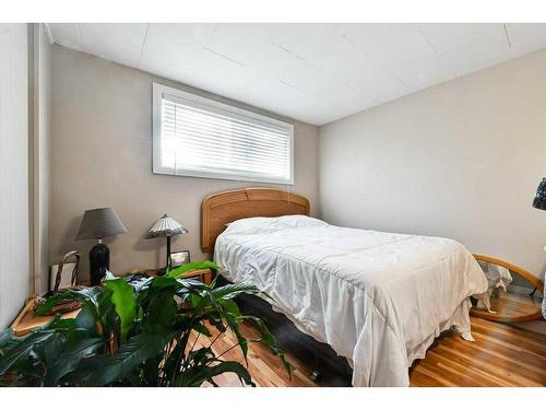 2811 19 Street Nw, Calgary, AB - Indoor Photo Showing Bedroom