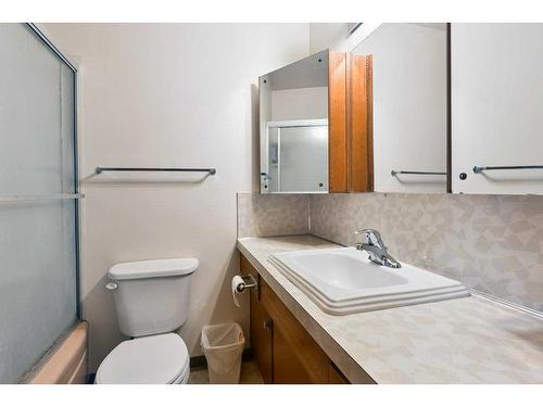 2811 19 Street Nw, Calgary, AB - Indoor Photo Showing Bathroom