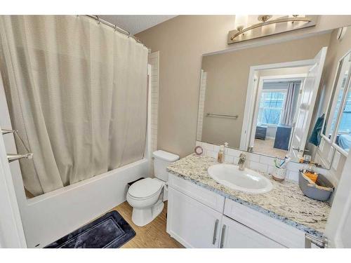 9 Masters Street Se, Calgary, AB - Indoor Photo Showing Bathroom