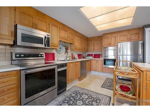 2410-720 13 Avenue Sw, Calgary, AB - Indoor Photo Showing Kitchen