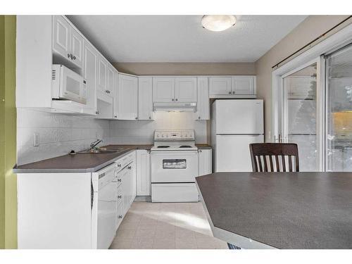 7-504 Banff Avenue, Banff, AB - Indoor Photo Showing Kitchen