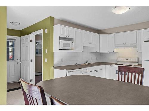 7-504 Banff Avenue, Banff, AB - Indoor Photo Showing Kitchen With Double Sink