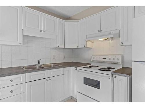 7-504 Banff Avenue, Banff, AB - Indoor Photo Showing Kitchen With Double Sink