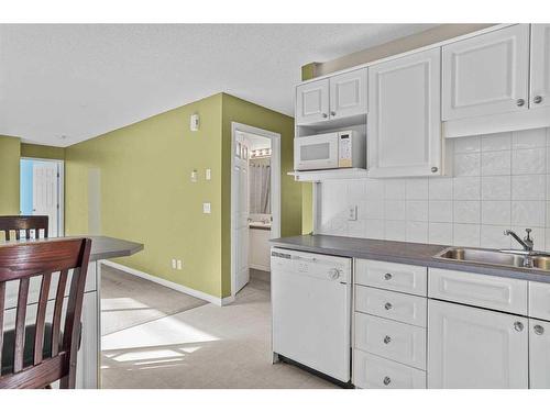 7-504 Banff Avenue, Banff, AB - Indoor Photo Showing Kitchen