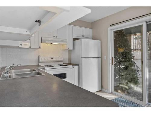 7-504 Banff Avenue, Banff, AB - Indoor Photo Showing Kitchen With Double Sink