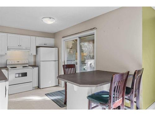 7-504 Banff Avenue, Banff, AB - Indoor Photo Showing Kitchen