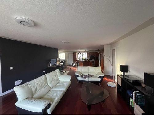 427 23 Avenue Nw, Calgary, AB - Indoor Photo Showing Living Room