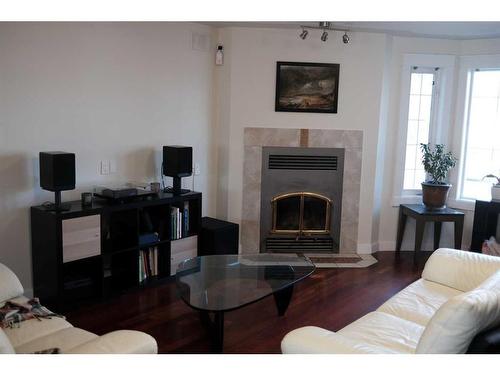 427 23 Avenue Nw, Calgary, AB - Indoor Photo Showing Living Room With Fireplace