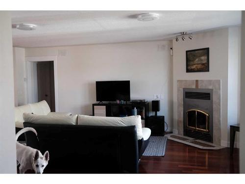 427 23 Avenue Nw, Calgary, AB - Indoor Photo Showing Living Room With Fireplace