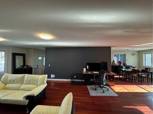 427 23 Avenue Nw, Calgary, AB - Indoor Photo Showing Living Room