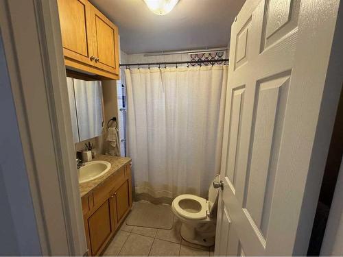 427 23 Avenue Nw, Calgary, AB - Indoor Photo Showing Bathroom