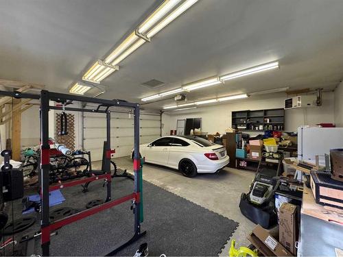 427 23 Avenue Nw, Calgary, AB - Indoor Photo Showing Garage