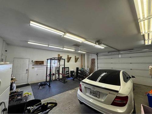 427 23 Avenue Nw, Calgary, AB - Indoor Photo Showing Garage