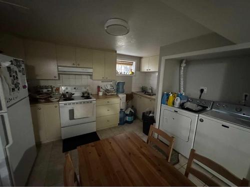 427 23 Avenue Nw, Calgary, AB - Indoor Photo Showing Kitchen