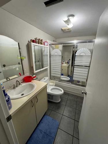 427 23 Avenue Nw, Calgary, AB - Indoor Photo Showing Bathroom