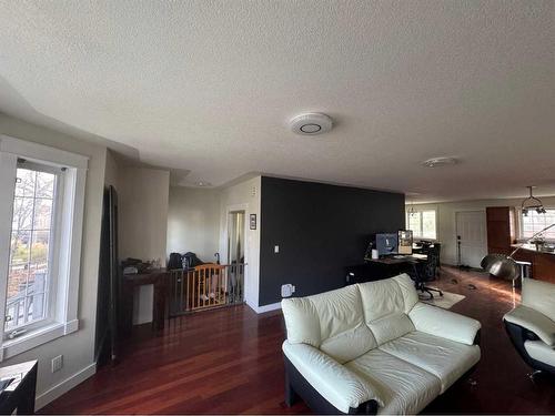 427 23 Avenue Nw, Calgary, AB - Indoor Photo Showing Living Room