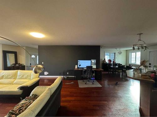 427 23 Avenue Nw, Calgary, AB - Indoor Photo Showing Living Room