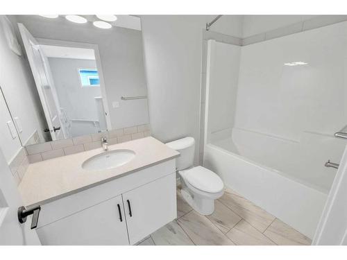 188 Hotchkiss Drive Se, Calgary, AB - Indoor Photo Showing Bathroom